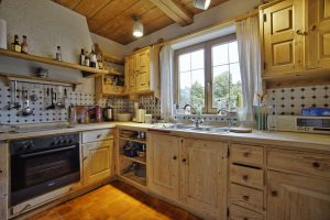 Holzküche in Landhausoptik mit gefliesten Boden