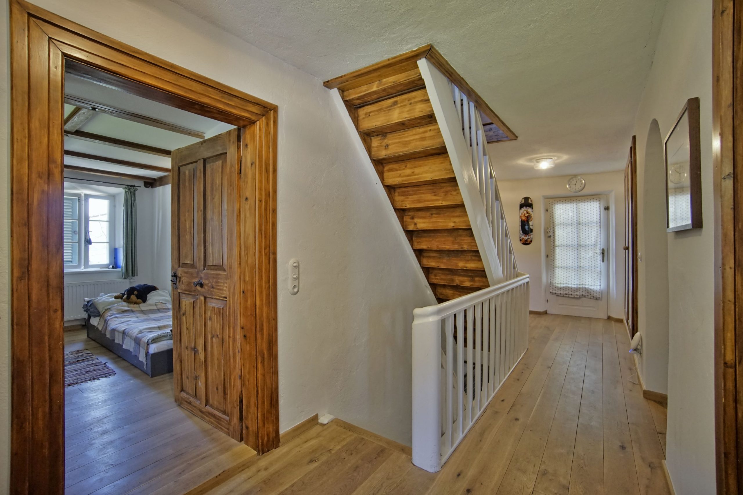 das Treppenhaus mit schöner Holzstiege